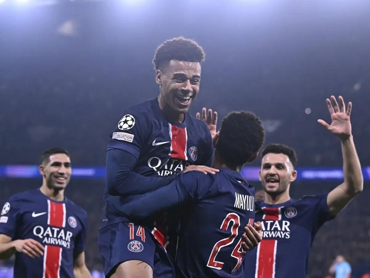 包含里程碑夜！巴黎圣日耳曼远射贴柱，社区盾冲刺阶段刷纪录，悬念犹存，年轻球员得到机会的词条