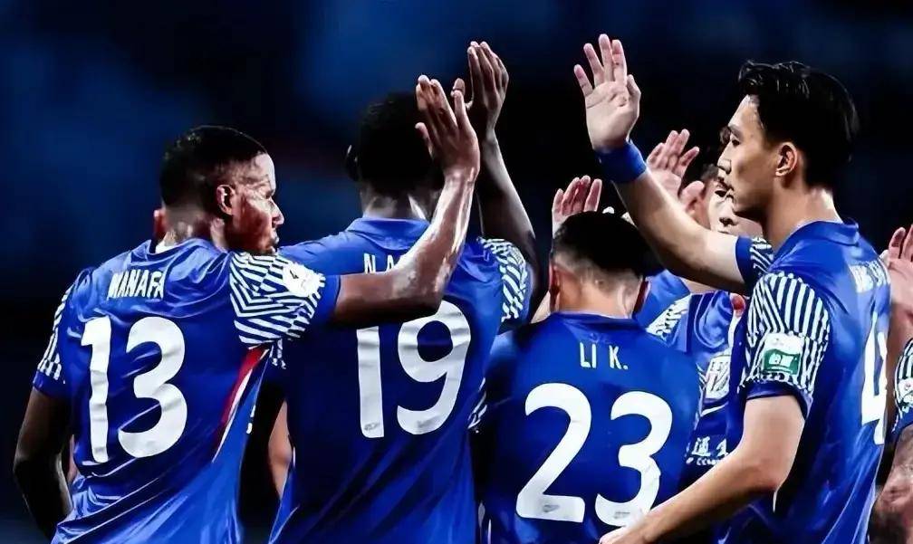 金年会入口-包含上海申花训练开放日，关键时刻内部沟通引欢呼，德甲在即，心理建设被强调的词条